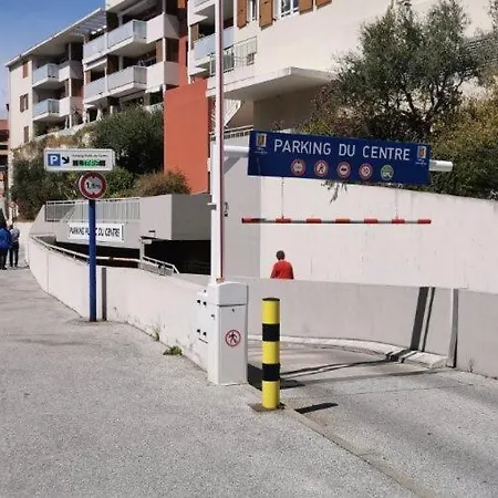 Joli Au Calme En Centre Avec Terrasse Et Parking Sainte-Maxime
