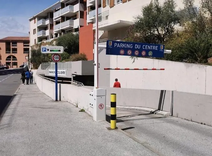 Joli Au Calme En Centre Avec Terrasse Et Parking Sainte-Maxime